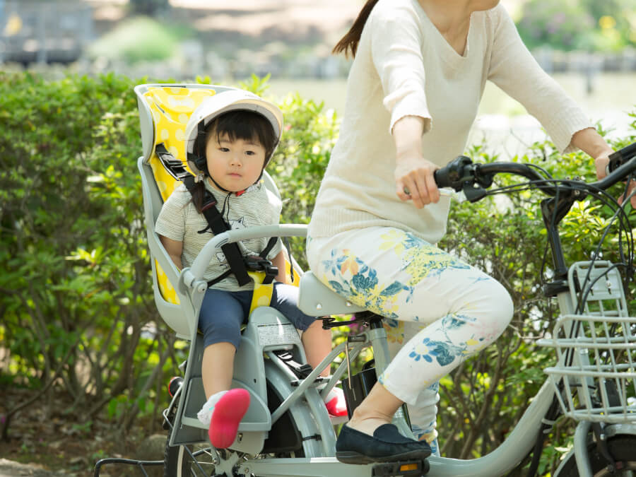 自転車の後ろに乗る子ども