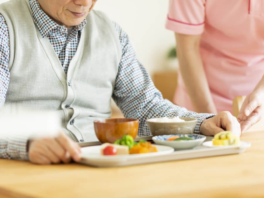 食事を提供する看護師