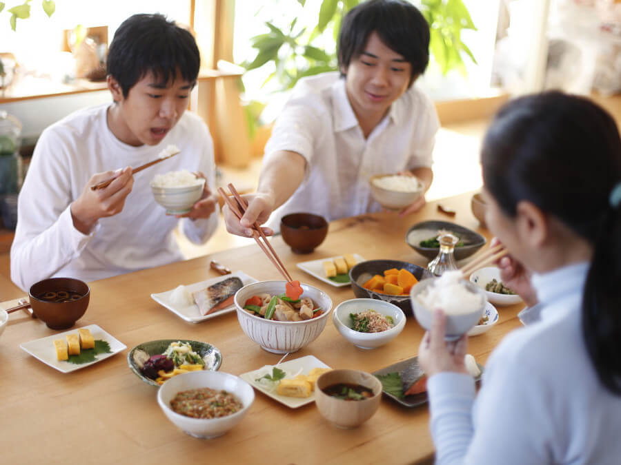 ご飯を食べる親子