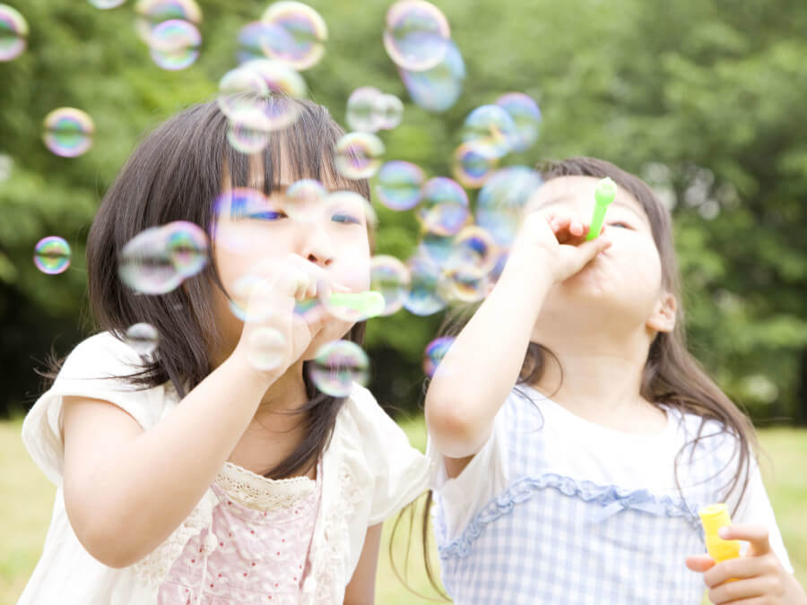 シャボン玉を楽しむ2人の子ども