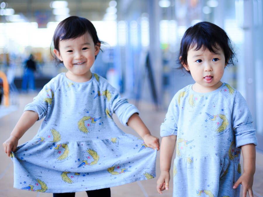 保育園に通う2人の子ども